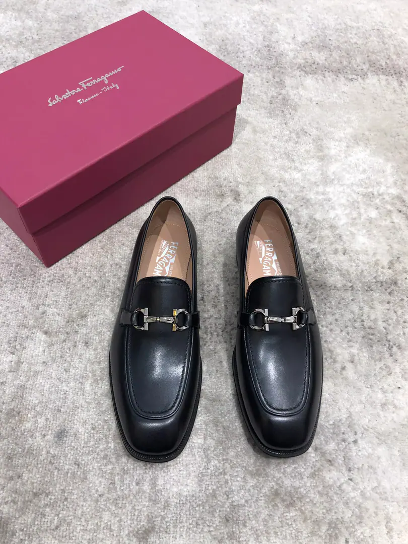 Pyragmud.FerragamoA man's fine leather shoes., The shoe is imported into the skin of the cow./Open the beads., Fine double button., In the skin of the watered cow., That's a big one., Standard Code39-44（38.45You're gonna have to do it or not.）, Current