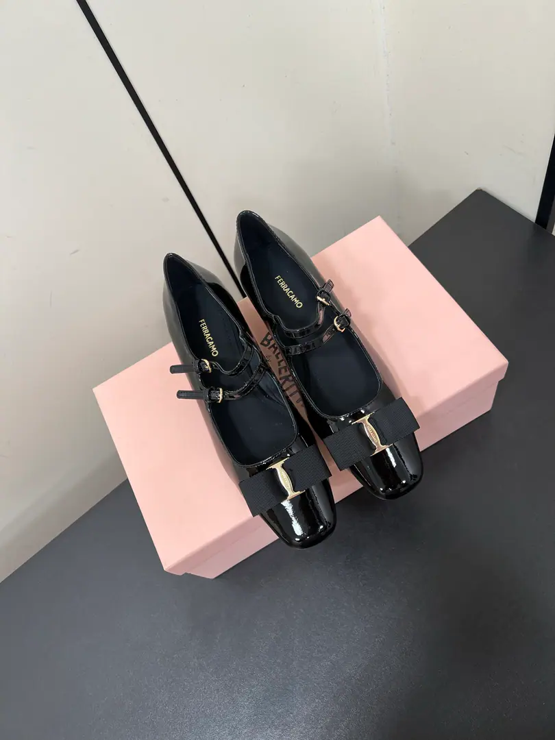 FERRAGAMO 25ssPyragmud.！The new butterfly is a pair of Mary Jane's shoes. 🎀The classic Mary Jane shoe., Elegance.4cmA glass of wine and a little sling., I've kept the ballet shoes for a while., And there's a little more mature.. ♪ Whether it's silver or bright ♪, Or black, low-profile luxury., It's all a unique charm.. 🧸 The shoe is so over-tight., Butterfly metallic buttons are even more a pointer., ♪ The fine detail full ♪. The upper feet are comfortable and strong., A dress is a gentle goddess., The pants make a good sense of fashion., It's a perfect match for a dress.~ 💗 Fabulous.: Original custom paintskin Uchi.: Imports🐑The sheep's skin is in the ground.. Otsumi!: Original Slide-proof Rubber Base. He's tall.: 4.5cm Codes: 35.36.37.38.39.40（40I'll make sure I don't change it.）