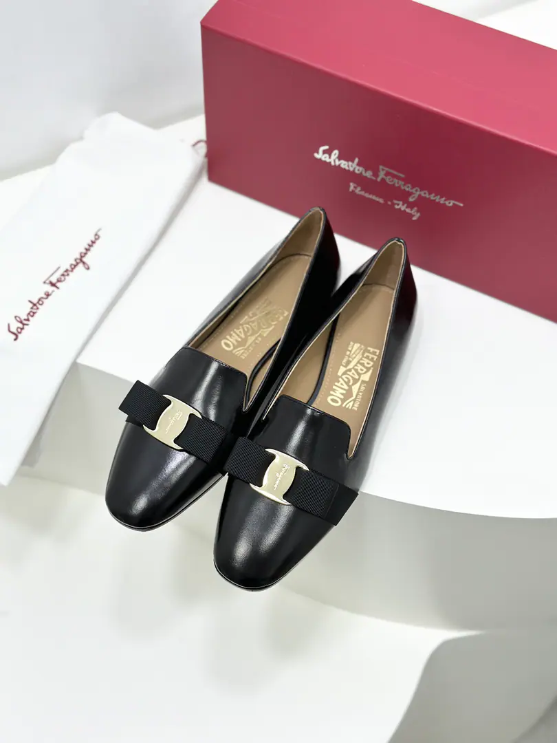 FERRAGAMOFyra's new edition.VaraButterfly is soft and painted. It's super soft., Use of high quality soft paint Leathermaking, ♪ Touchy ♪, It's like a cloudy comfort on your feet.. And..., The design of this LeFleur shoe is a little more generous., It's a dress and a pants suit., You can show your grace.. 🧸 Fabulous.: Import soft cow paints skin Uchi.: 🐑The sheep's skin is in the ground.. Otsumi!: The original is really a big one.. Codes: 34.35.36.37.38.39.40（34.40I'll make sure I don't change it.）