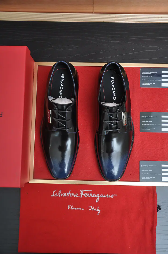 Get out of the factory.【Ferragamo/Ferragre.】The latest money in the cabinet. The original imported cow-coloured fabric.+In the cow's skin.+Original Luxury Metal Buff+Original Group Bottom No pressure on comparison 38–44(45I'll make sure I don't change it.)