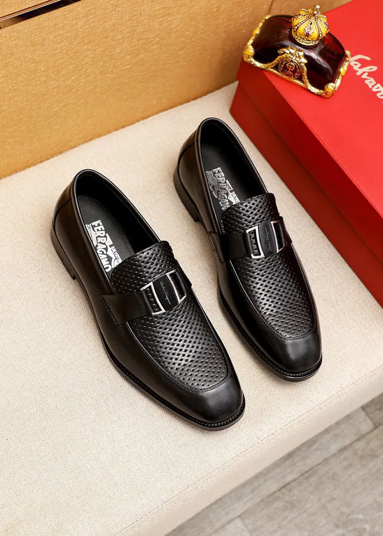 💐 Trade marks: Ferragamo「 Pyragmud.」Leisure shoes. Positive code number: 38-44（45.46🉑️Custom） Commodity materials: Select Imported a small layer of cow skin, flowered shoe face.+Luxury hardware button., Imported water-tied cattle🐂Pioneer.. Strong stereo visual effects, Original rubber floor Yin. Colour: 1⃣️Colour Optional
