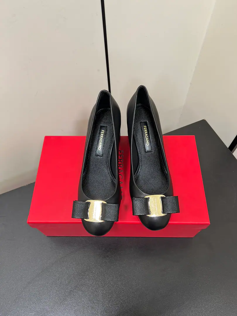 FERRAGAMO 2025The early spring butterfly is a pair of heels.！ ✔ This year's hot butterfly knots are coupled with rough design., Good going and steady., Make your pace more confident., Job-related women's allowance Fabulous.: Original import of calf skin Uchi.: 🐑The sheep's skin is in the ground.. Otsumi!: The original is really a big one.. He's tall.: 6.5cm Codes: 34.35.36.37.38.39.40（34.40I'll make sure I don't change it.）