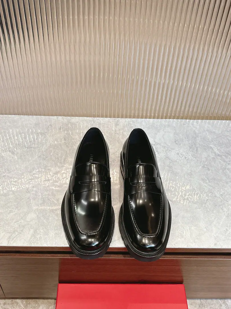 Pyragmud.FerragamoA man's fine leather shoes., This man is a man of LeFoo shoes., The details are gorgeous., Show me how to be honest., It's a good time to be with you at the cocktail party.. The fabric is imported into the cattle., It's a wonderful quality., Inrebin's got a little fetus skin., A stylish and stylish shape.！The original is a very long-lasting, foamy, very deep., Back with rubber negatives., Comfortable, smooth., The bottom of the world is very clear.logoEmblem., I'm showing you the skill of a professional shoe master.. Every detail is a piece of work., Full package Standard Code39-44（38.45.46You're gonna have to do it or not.）