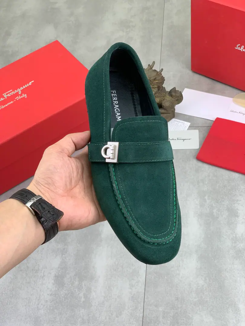 Plant prices 【Real value】In the watered cow. 🆘【Salvatore Ferragamo】Pyragmud. The man's latest leisure business shoes.！Synchronise Listing！The fabric is in the original version of the imported cow skin., Imported water to dye cattle skin inside., Original Group Bottom It's absolutely luxurious., ♪ Lead the fashion current ♪. Match: 39-44（45 Do it.）5️⃣Colour Optional