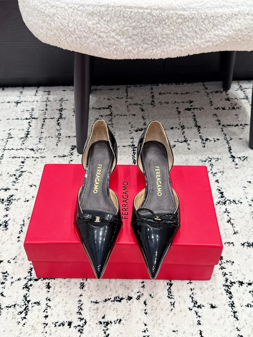 Ferragamo Pyragmud. 26/ Spring and summer butterfly is a big-ass pair of heels. The classics are undefeated.！Signal butterfly knots.！- Heel-tone shoes. Re-exact with a simple classic design It's a symbolic bow. It's a special shoe for all kinds of occasions. Eternal classics. ✔️Fabulous.: The original imported little paint. ✔️Uchi.: Lamb skin. ✔️Otsumi!: Italian imports are so thick.！ ✔️He's tall.: 3.5cm ✔️Size: 34-42（34 40 41 42Do it.）