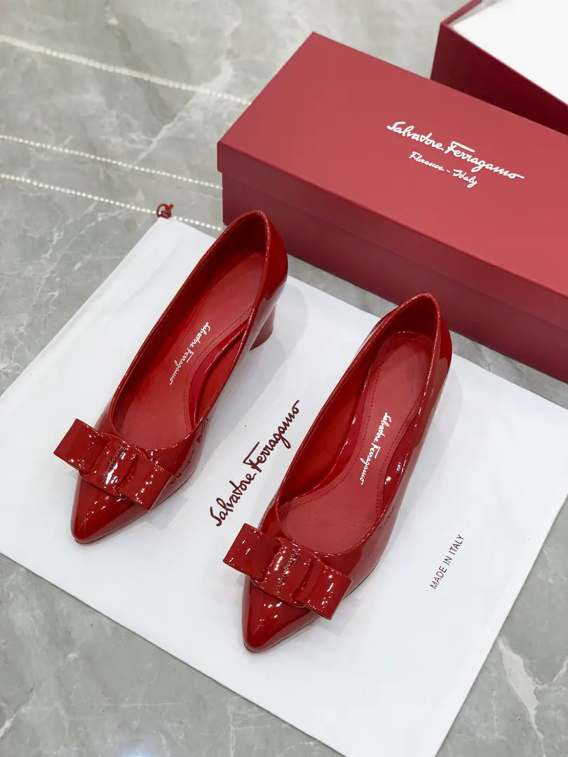 salvatore Ferraga*o ✔️Phila.*I want to see the new candy and the newest one.VivaBallet shoes.✔️ You're really high-valued.！This year's show.vivaThe pointy with the candy on the color., It's a little girl., ♪ The spring is full of breath ♪✔️Newly upgraded cortex cortex.🔝Add a stereo-sense sculpt effectLogoIt's more stylish.✔️ Teardrops and heel are inspired by it.Richard SerraA sculpture of the lineline lint.✔️VIVAYes.VARAAn upgrade of classic shoes.✔️BingVARAMore young., Keep up with the trend.. Change your pointy shoes., But it's not a scratch., Because it is.DThe blogger says:, It's more thin and thinner.！The new version of the bow is bigger than the original., The outline is even clearer., Choose the same color and material as the heels., The whole shoe looks simple and stylish.. The drip and the design have stopped the heavyness of the heel. Fabulous.: Cow-painted skin. Uchi.: In the sheep's skin. Otsumi!: That's a big one.. Codes: 34/35/36/37/38/39/40（34.40Do it.） He's tall.: 2cm /5cm