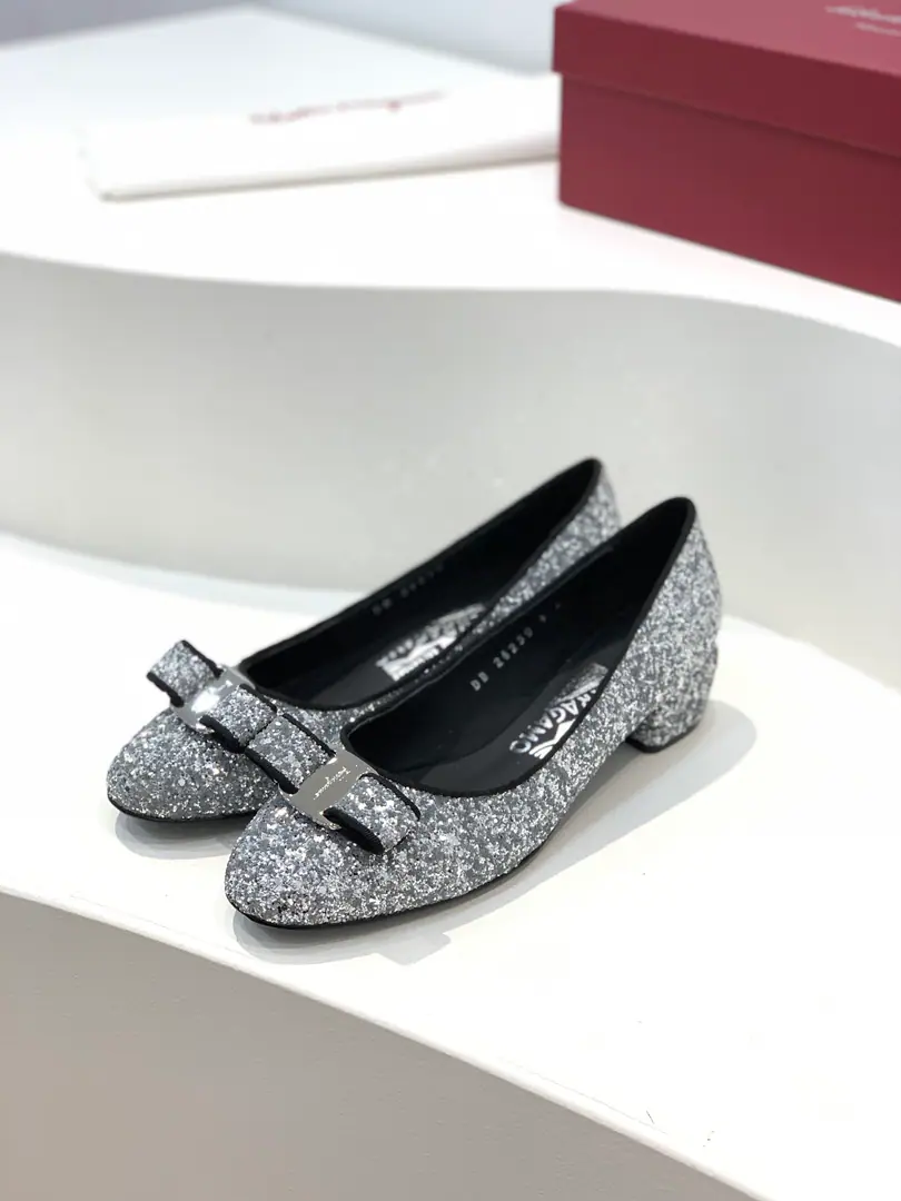 salvatore Ferragamo ✔️Ferraglit's one-shoe.✔️And this year, it's been getting so popular with these fancy little shoes.💖bling bling♪ The silver glitter ♪, It's as beautiful as the galaxy.🎀With a little bow of butterflies on your shoe., He's not a little bit of a stylish.~✔️ Fabulous.: Importing Glither. Uchi.: 🐑Lamb skin. Otsumi!: High density is a big one.. Codes: 34/35/36/37/38/39/40 （40Custom without re-offer） He's tall.: 4cm
