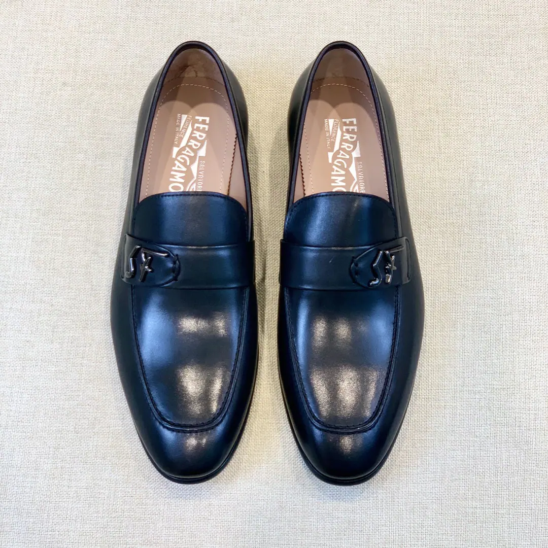 【Ferra gamo^】Original List Pyragmud. The man is wearing English shoes. （SalvatoreFerragamo)Today is a classic Italian fashion brand.. The style is both elegant and elegant. Material-Original import of cattle skin Comfortable., Breathe., Good cattle skin. The original is really a big one. A classic button., It's definitely one of the bright spots.. Make it work. Size 39-44（38, 45Customize or not change）