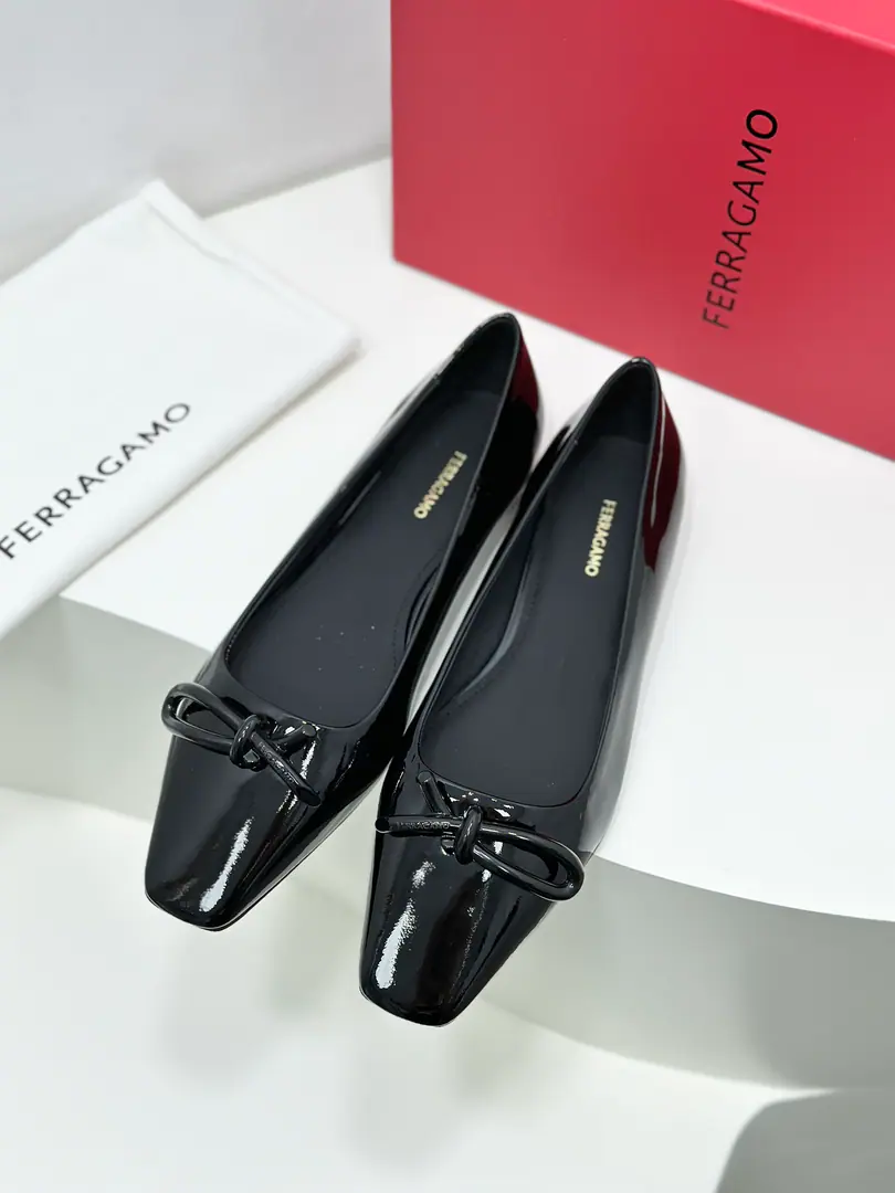 FerragamoThe new version of Firagmu. VaraAsymmetric ropes and ballet soles.！🎀 😻If you want a nice, comfortable pair of flat shoes, It's not wrong to pick it.👍 This elegant ballet flat-bed shoe is a square shoe., A new asymmetric cord button.（Asymmetrical is beautiful.）Spring and summer are a great ride., Degraded and gentle.🎀 🍃Fabulous.: Importing cow paints/Lamb skin. 🍃Uchi.: Imports🐑The sheep's skin is in the ground.. 🍃Otsumi!: The original is really a big one.. 🍃Codes: 34.35.36.37.38.39.40, （34.40I'll make sure I don't change it.）