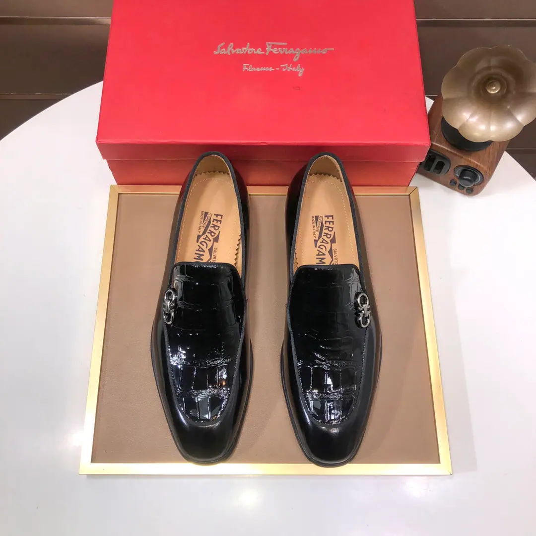 Plant 【Ferragamo/Ferragre.】The latest money in the cabinet. The original imported cow-coloured fabric.+🐂In the skin of the sheep.+Original Luxury Metal Buff+Original Group Bottom No pressure on comparison 38–45(45I'll make sure I don't change it.)