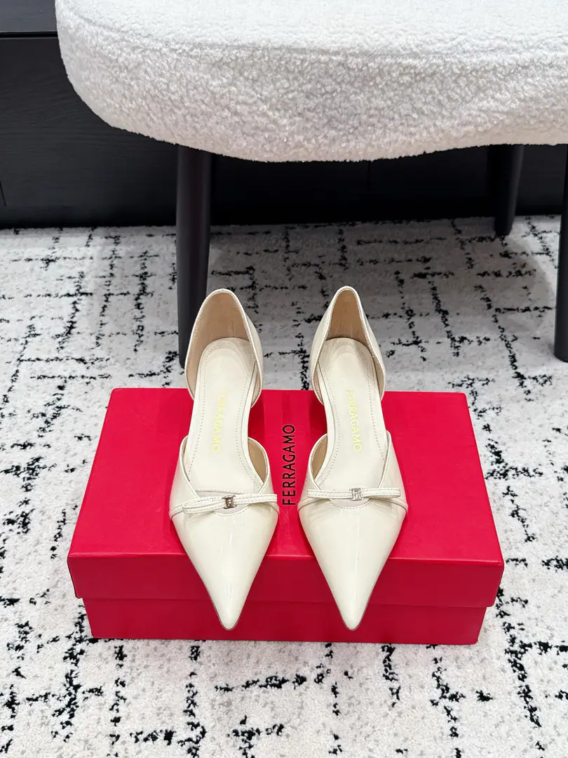 Ferragamo Pyragmud. 26/ Spring and summer butterfly is a big-ass pair of heels. The classics are undefeated.！Signal butterfly knots.！- Heel-tone shoes. Re-exact with a simple classic design It's a symbolic bow. It's a special shoe for all kinds of occasions. Eternal classics. ✔️Fabulous.: The original imported little paint. ✔️Uchi.: Lamb skin. ✔️Otsumi!: Italian imports are so thick.！ ✔️He's tall.: 3.5cm ✔️Size: 34-42（34 40 41 42Do it.）
