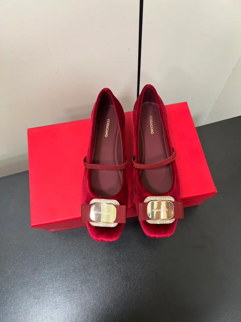FerragamoFerrague is all new.VaraButterfly with ballet shoes.！ 💗 🩰It's very elaborate., Take them from the shoes to the shoes., Every detail is full of art.. The scale of the bows has been adjusted., I feel younger.~ And the feet are very soft and comfortable., The comfort of not being squeezed on your feet is fascinating.！It's a formula that you can't miss.🎀 The softness of the cloud's feet combines the value of the face with the comfort.🎀 The silver is full of high-end. Black classic.🧸 🧸Original Opener Every Details, The skin is all the same.ZPUnanimously. 🍃Fabulous.: Original sheep skin/Velvet. 🍃Uchi.: Imports🐑The sheep's skin is in the ground.. 🍃Otsumi!: Original customised slide-proof base. 🍃Codes: 34.35.36.37.38.39.40.41（34.40.41I'll make sure I don't change it.）