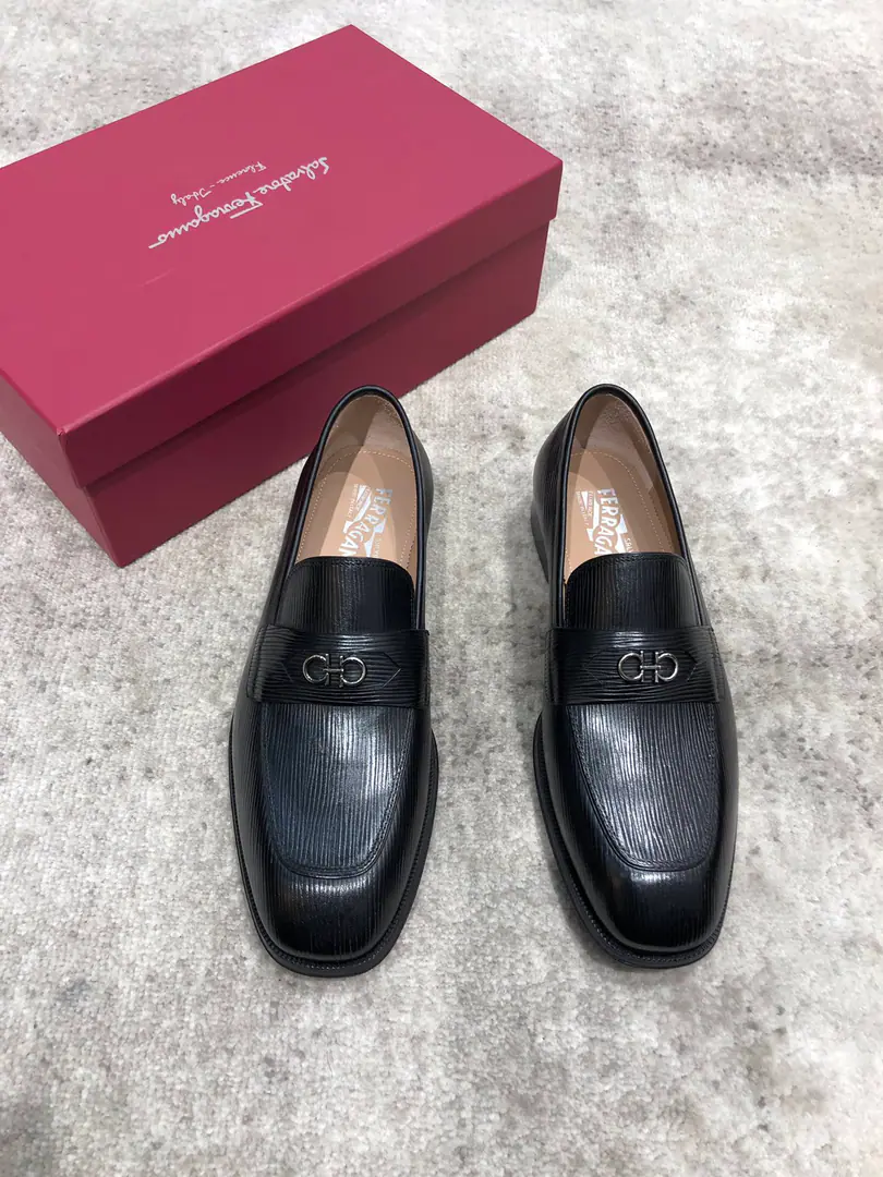 Pyragmud.FerragamoA man's fine leather shoes., The shoe is imported into the skin of the cow./Open the beads., Fine double button., In the skin of the watered cow., That's a big one., Standard Code39-44（38.45You're gonna have to do it or not.）, Current