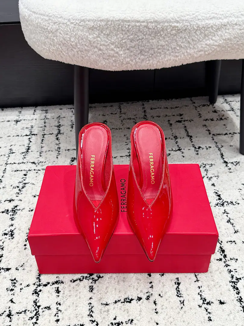Ferragamo Pyragmud. 26/ Spill-head heels. The original private model and model. With F logo The brand of fashion.LOGOStock, The most highly recognized and knowledgeable contestants are afraid to push out the chain and the high ranks., Paris Fashion Show., This series of new fashion charms continues to be super high and designed., The world's most famous fans like to be a fan of the world., The best sale is out of order, both within and outside the country., Top-level Candy Colour, Every color is a beautiful knowledge., Multicolor selection ✔️Shoes.: Lamb skin. ✔️Uchi.: In the little sheep's skin. ✔️Otsumi!: The original is really a big one. ✔️He's tall.: 9.5cm ✔️Size: 35-42（40 41 42Do it.）