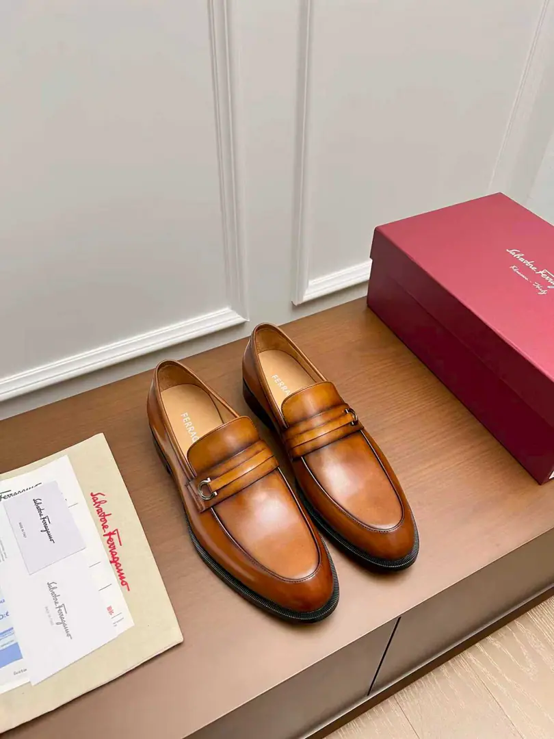 Ferragam～ Codes: 38-45 FThe Queens Network is wearing leather shoes., Perfect work., Top Cycling, Using imported Italian calf skin design, The ancient law is hand-made with the original hardware cutter., In the cow's skin./Foot., Importing the original Luxury is a very big deal., It's just like the American counter., Welcome to the comparison.！（38.45.46.47I'll make sure I don't change it.）