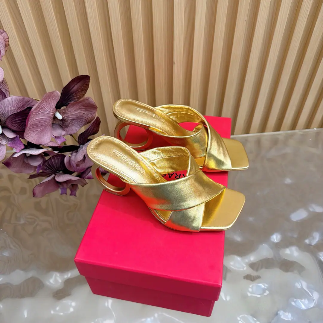 This spring and summerSalvatore FerragamoPyragmud. It's blown.💜26SSpring and summer sandals. The shoes are skinned with a little sheep. He's got a little foot in his head and a little sheep skin. Italian imports are so thick. He's tall.8cm Size: 35-39 （40/41/42Custom）