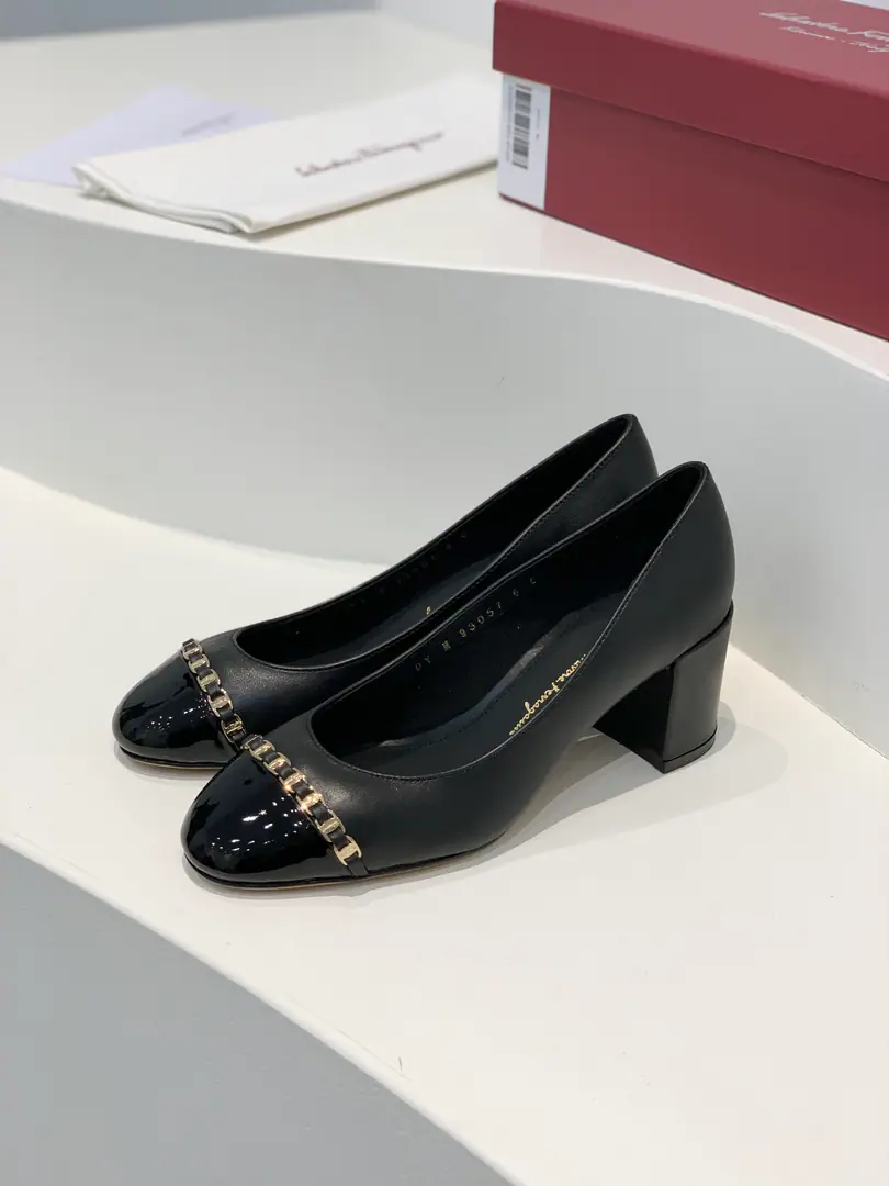 Ferragamo Phila. VaraRoundhead chains, heel heels.✔️These shoes are a little different from Phila.*The style of the murmuring., It's a little fragrance.！It's all on the gold chain.logo✔️I'm a man of many times., The upper foot is very long. Fabulous.: Import of sheep skin Uchi.: Half a mile of sheep. Otsumi!: That's a big one. Codes: 34/35/36/37/38/39/40（34.40I'll make sure I don't change it.） He's tall.: 2cm/5cm