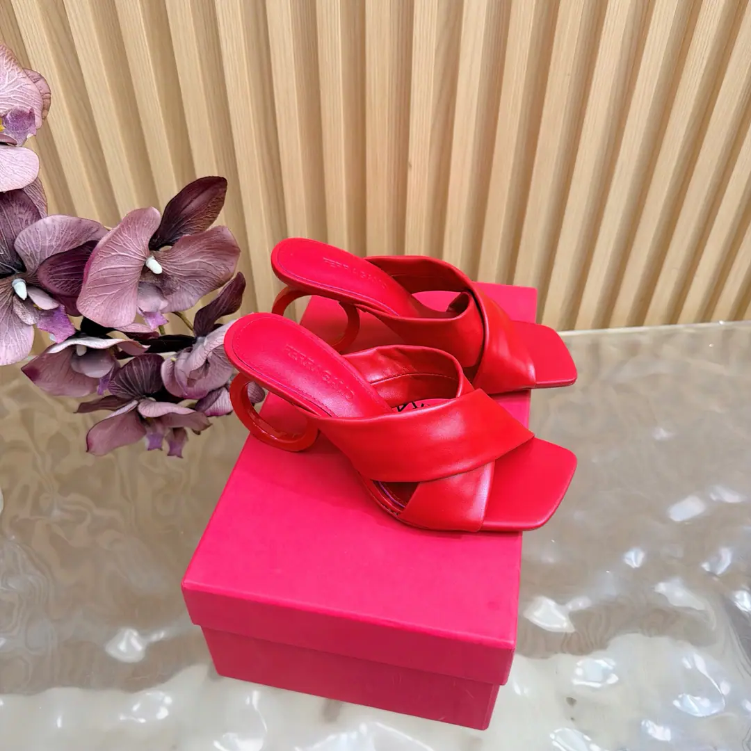 This spring and summerSalvatore FerragamoPyragmud. It's blown.💜26SSpring and summer sandals. The shoes are skinned with a little sheep. He's got a little foot in his head and a little sheep skin. Italian imports are so thick. He's tall.8cm Size: 35-39 （40/41/42Custom）