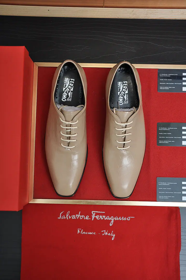 Out of the factory. 【Ferragamo/Ferragre.】The latest money in the cabinet. The original import is on the side of the cow's skin.+Imports🐂In the cow's skin.+Original Luxury Metal Buff+Original Group Bottom No pressure on comparison 38--45(45I'll make sure I don't change it.)