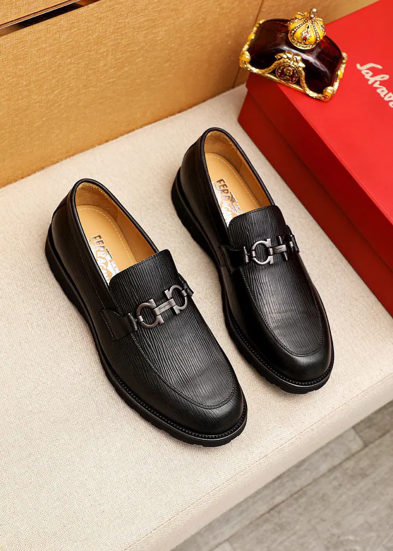 💐 Trade marks: Ferragamo「 Pyragmud.」Leisure shoes. Positive code number: 38-44（45.46🉑️Custom） Commodity materials: Select Imported a small layer of cow skin, flowered shoe face.+Luxury hardware button., Imported water-tied cattle🐂Pioneer.. Strong stereo visual effects, Original Bubble Bottom Yin. Colour: 1⃣️Colour Optional