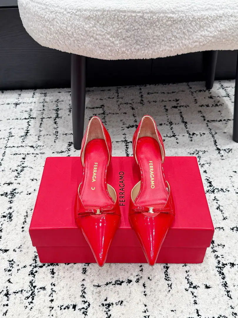 Ferragamo Pyragmud. 26/ Spring and summer butterfly is a big-ass pair of heels. The classics are undefeated.！Signal butterfly knots.！- Heel-tone shoes. Re-exact with a simple classic design It's a symbolic bow. It's a special shoe for all kinds of occasions. Eternal classics. ✔️Fabulous.: The original imported little paint. ✔️Uchi.: Lamb skin. ✔️Otsumi!: Italian imports are so thick.！ ✔️He's tall.: 3.5cm ✔️Size: 34-42（34 40 41 42Do it.）