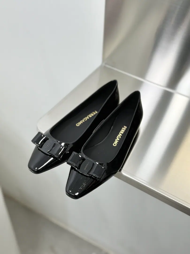 salvatore Ferragamo Philamu's new money.varaA painted butterfly with a small pair of shoes.！New, head.varaMore fashion., A little bit of a woman you can fall in love with., With a new one.FThe heels are super steady. 💗I'm not tired of daily commutes.🎀The new designer did a different act for the Philagomous bow.！ Fabulous.: Importing cow paints Uchi.: 🐑The sheep's skin is in the ground.. Otsumi!: The original custom is really high density.. Codes: 34.35.36.37.38.39.40 （Half a yards..34.40Custom without re-offer） He's tall.: 1cm/6cm