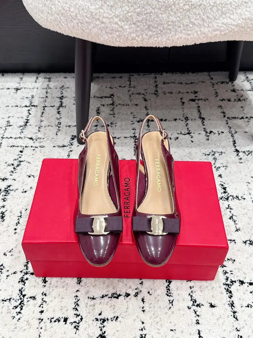 Ferragamo Pyragmud. 26/ Spring and summer, the new butterfly, with its long heels. The classics are undefeated.！Signal butterfly knots.！- Heel-tone shoes. Re-exact with a simple classic design It's a symbolic bow. It's a special shoe for all kinds of occasions. Eternal classics. ✔️Fabulous.: The original imported little paint. ✔️Uchi.: Lamb skin. ✔️Otsumi!: Italian imports are so thick.！ ✔️He's tall.: 5.5cm ✔️Size: 34-42（34 40 41 42Do it.）