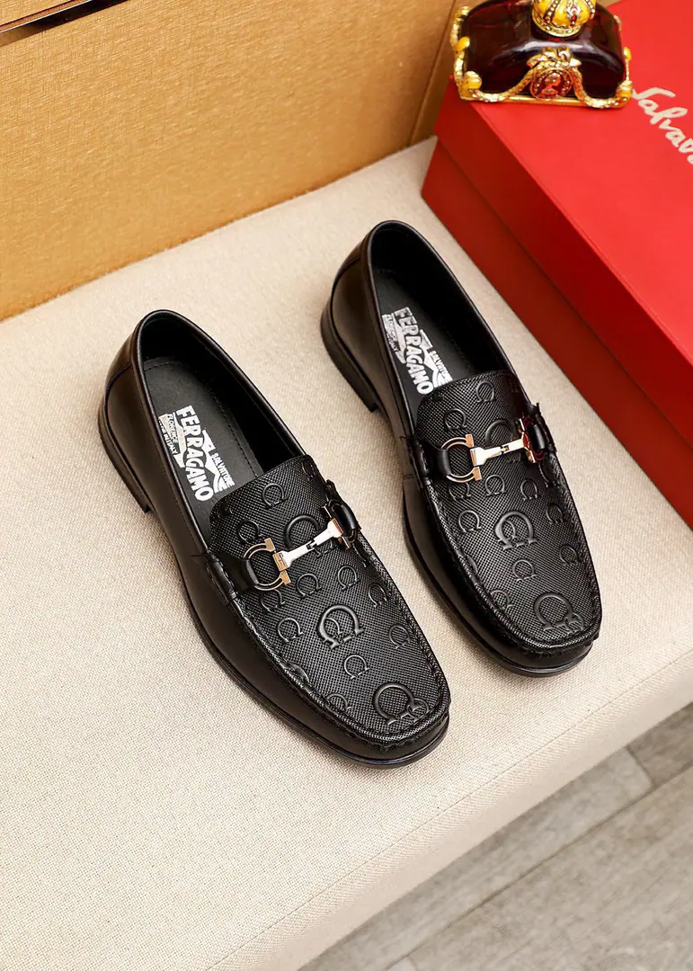 💐 Trade marks: Ferragamo「 Pyragmud.」Leisure shoes. Positive code number: 38-44（45.46🉑️Custom） Commodity materials: Select Imported a small layer of cow skin, flowered shoe face.+Luxury hardware button., Imported water-tied cattle🐂Pioneer.. Strong stereo visual effects, Original rubber floor Yin. Colour: 1⃣️Colour Optional