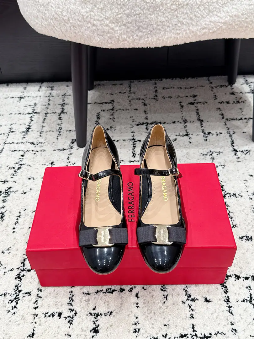 Ferragamo Pyragmud. 26/ Spring and summer butterfly is a big-ass pair of heels. The classics are undefeated.！Signal butterfly knots.！- Heel-tone shoes. Re-exact with a simple classic design It's a symbolic bow. It's a special shoe for all kinds of occasions. Eternal classics. ✔️Fabulous.: The original imported little paint. ✔️Uchi.: Lamb skin. ✔️Otsumi!: Italian imports are so thick.！ ✔️He's tall.: 3.5cm ✔️Size: 34-42（34 40 41 42Do it.）
