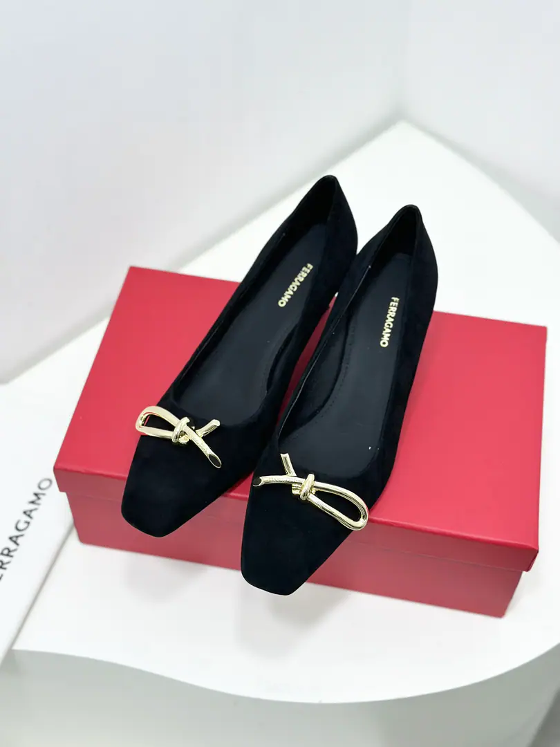 FerragamoThe new version of Firagmu. VaraAsymmetric ropes and ballet soles.！🎀 😻If you want a nice, comfortable pair of flat shoes, It's not wrong to pick it.👍 This elegant ballet flat-bed shoe is a square shoe., A new asymmetric cord button.（Asymmetrical is beautiful.）Spring and summer are a great ride., Degraded and gentle.🎀 🍃Fabulous.: Importing cow paints/Lamb skin. 🍃Uchi.: Imports🐑The sheep's skin is in the ground.. 🍃Otsumi!: The original is really a big one.. 🍃Codes: 34.35.36.37.38.39.40, （34.40I'll make sure I don't change it.）