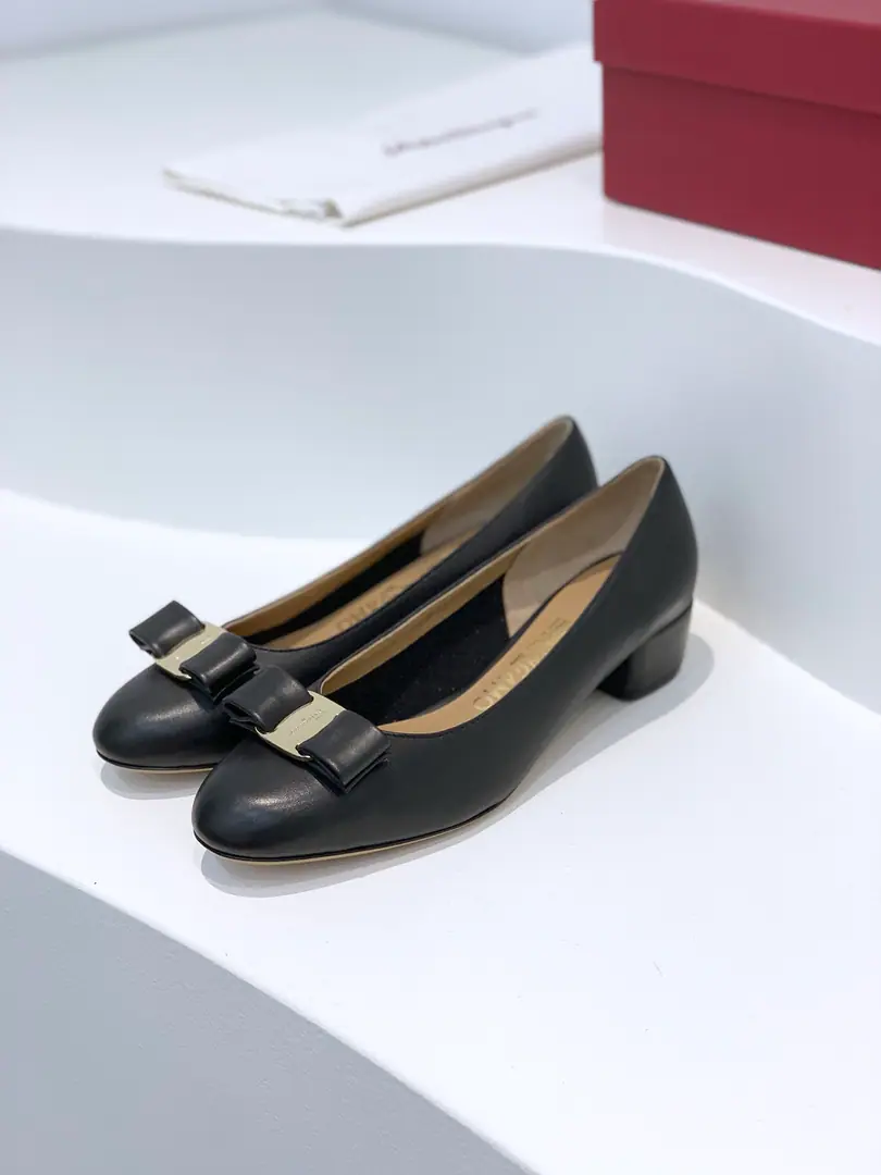 salvatore Ferragamo Pyragmud.VaraThe classic butterfly knot. Slings. A pibuta with a bag and a... Eternal classics. A pair of young little cow skins with a breathy sheep's skin designed for the shoes in the ladies' closet. Fabulous.: Cowskin.. Uchi.: 🐑Lamb skin. Otsumi!: That's a big one.. Codes: 35-40（40Custom without re-offer） He's tall.: 3.5cm
