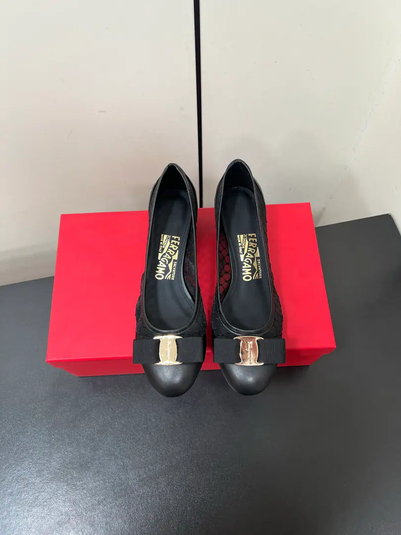 FerragamoPyragmud., The butterfly is a classic., FerragamoRound-headed saber-shelter heels. It's a continuation of the Phila family's classic style and bow., And the classic veil design. A handsome little long-shoe head design., And while not picking the footstyles,, Make your feet look more beautiful.. It's using a pure color design., The subtleness of the taste of grace.. Simplified, not simple design, A real craftsman.！ The romantic, soft heels are made of web-eyed fabrics., Showing a charming face in transparent shape.. Add urban fashion to grace.. VaraButterfly knots and metal bars became this city's fancy shoe-shoe pen.. ♪ The foot is a sheep's skin ♪, I'm so impressed.. Shoe.: Special veil＋Import of sheep skin Uchi.: Import of sheep skin, Soft and delicate. Otsumi!: Italy is a big-ass country., High-end luxury Size: 34-40（40Custom without re-offer） Colours: Almond., Black He's tall.: - It's a game.5.5CM Packaging: Original Box Packaging