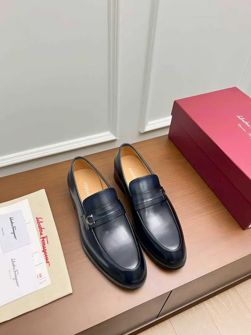 Ferragam～ Codes: 38-45 FThe Queens Network is wearing leather shoes., Perfect work., Top Cycling, Using imported Italian calf skin design, The ancient law is hand-made with the original hardware cutter., In the cow's skin./Foot., Importing the original Luxury is a very big deal., It's just like the American counter., Welcome to the comparison.！（38.45.46.47I'll make sure I don't change it.）