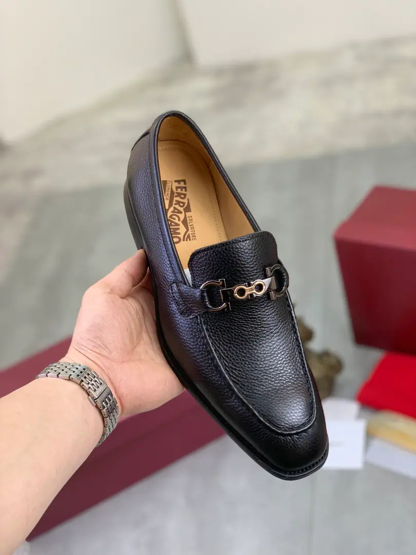 Plant prices 【Real value】In the watered cow. 🆘【Salvatore Ferragamo】Pyragmud. The man's latest leisure business shoes.！The cabinet is on the market.！The fabric is used to import original swigs and skins., Imported water to dye cattle skin inside., It's absolutely luxurious., ♪ Lead the fashion current ♪. Match: 38-47 Black Brown is optional