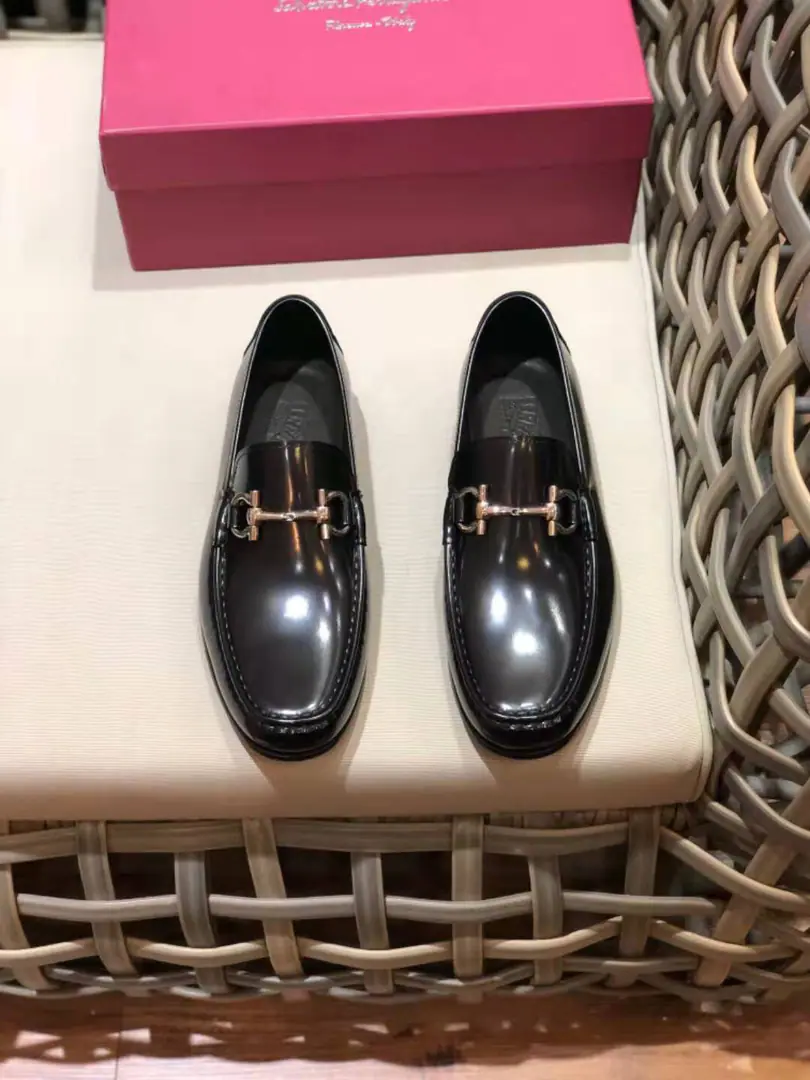 🔥🔥 Ferragam*—Pyragmud.,. High Version That's a big one. Business recreational shoes The counter is being sold simultaneously., Original import of cattle skin（Highlight High-end·- How expensive.·Slot）I'm a researcher., （The original is inside the cow's skin.）Skins and feet.. Shoes under the sole.: The original factory is a very good source of information., Physical shoot🎬. Codes: 38-44.