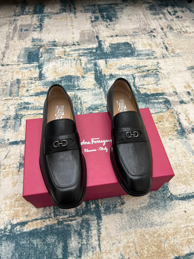 Ferragam～ Codes: 38-45 FThe new man is wearing leather shoes., Perfect work., Top Cycling, Using imported Italian calf skin design, The ancient law has been custom-made to match the original hardware button., In the cow's skin./Foot., Importing the original Luxury is a very big deal., （38and45I'll make sure I don't change it.）