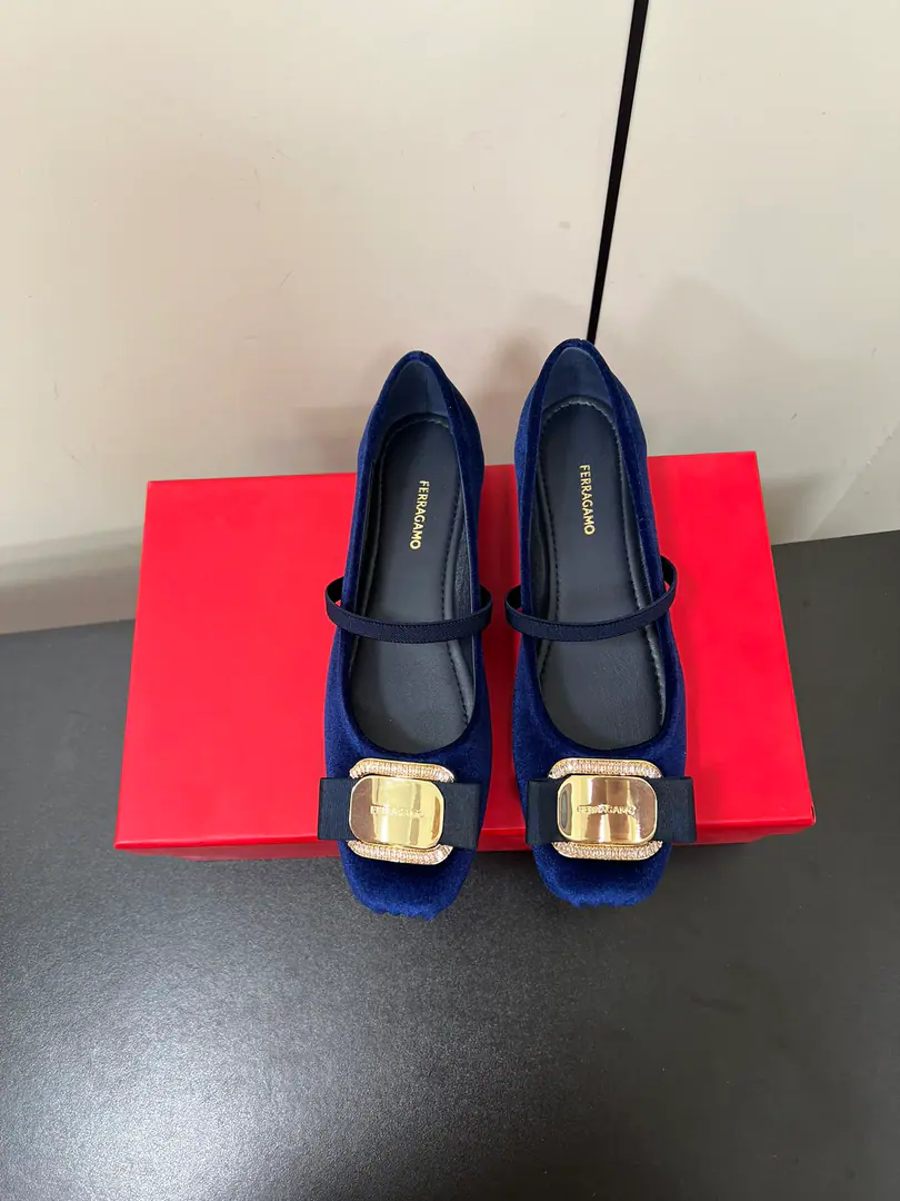 FerragamoFerrague is all new.VaraButterfly with ballet shoes.！ 💗 🩰It's very elaborate., Take them from the shoes to the shoes., Every detail is full of art.. The scale of the bows has been adjusted., I feel younger.~ And the feet are very soft and comfortable., The comfort of not being squeezed on your feet is fascinating.！It's a formula that you can't miss.🎀 The softness of the cloud's feet combines the value of the face with the comfort.🎀 The silver is full of high-end. Black classic.🧸 🧸Original Opener Every Details, The skin is all the same.ZPUnanimously. 🍃Fabulous.: Original sheep skin/Velvet. 🍃Uchi.: Imports🐑The sheep's skin is in the ground.. 🍃Otsumi!: Original customised slide-proof base. 🍃Codes: 34.35.36.37.38.39.40.41（34.40.41I'll make sure I don't change it.）