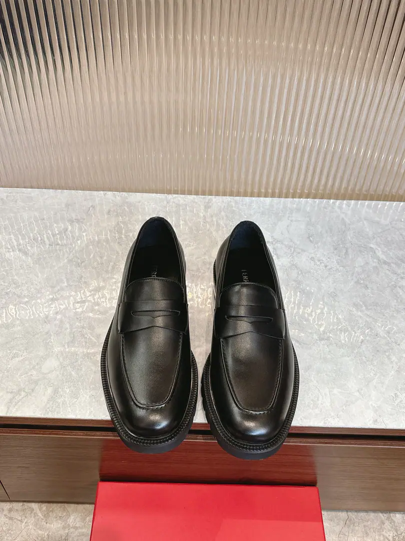 Pyragmud.FerragamoA man's fine leather shoes., This man is a man of LeFoo shoes., The details are gorgeous., Show me how to be honest., It's a good time to be with you at the cocktail party.. The fabric is imported into the cattle., It's a wonderful quality., Inrebin's got a little fetus skin., A stylish and stylish shape.！The original is a very long-lasting, foamy, very deep., Back with rubber negatives., Comfortable, smooth., The bottom of the world is very clear.logoEmblem., I'm showing you the skill of a professional shoe master.. Every detail is a piece of work., Full package Standard Code39-44（38.45.46You're gonna have to do it or not.）