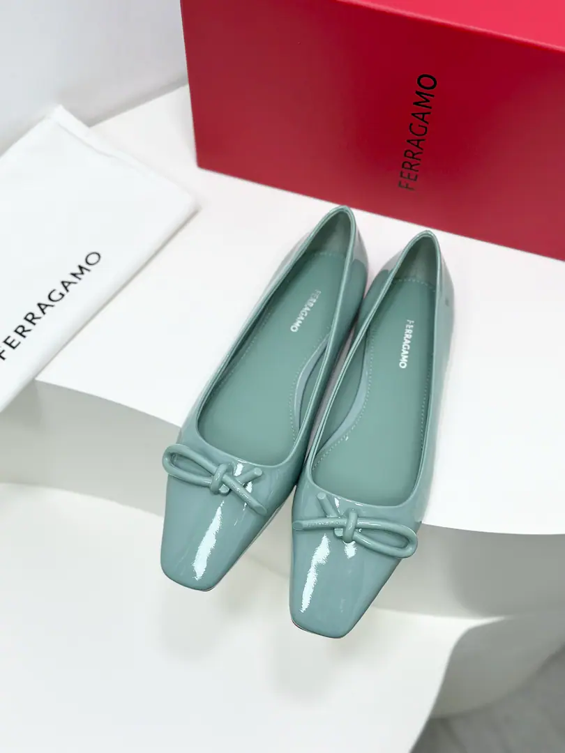 FerragamoThe new version of Firagmu. VaraAsymmetric ropes and ballet soles.！🎀 😻If you want a nice, comfortable pair of flat shoes, It's not wrong to pick it.👍 This elegant ballet flat-bed shoe is a square shoe., A new asymmetric cord button.（Asymmetrical is beautiful.）Spring and summer are a great ride., Degraded and gentle.🎀 🍃Fabulous.: Importing cow paints/Lamb skin. 🍃Uchi.: Imports🐑The sheep's skin is in the ground.. 🍃Otsumi!: The original is really a big one.. 🍃Codes: 34.35.36.37.38.39.40, （34.40I'll make sure I don't change it.）
