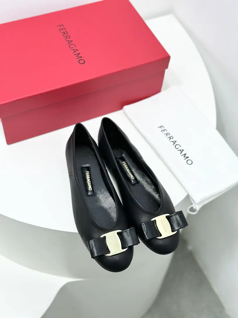 FerragamoThe new version of the Retro-Purpose Witch's Shoes.！ ✔ The new witch shoes of Pyragm are more fashionable than the usual grandmother shoes., VProportion of long legs with shoe type, Build the Great Legs Oracle.. 🧸 Simple style, You can ride with any style of clothing.. The shoes are colorful., I'm sure you'll find a color you love.. It's both low-profile and elegant., It's a mystery.. 🦖 The comfort of the witch's shoes is also a big highlight of it.. Soft soles and heel., It's effective in reducing the pressure on the walk., I'll let you go shopping., You can be comfortable on a date or at work.🎀 🍃Fabulous.: Import of soft sheep skin/Velvet./Cowboy. 🍃Uchi.: 🐑The sheep's skin is in the ground.. 🍃Otsumi!: The original is really a big one.. 🍃Codes: 34.35.36.37.38.39.40（34.40I'll make sure I don't change it.）