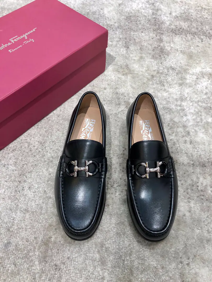 Pyragmud.FerragamoA man's fine leather shoes., The shoe is imported into the skin of the cow./Open the beads., Fine double button., In the skin of the watered cow., That's a big one., Standard Code39-44（38.45You're gonna have to do it or not.）, Current