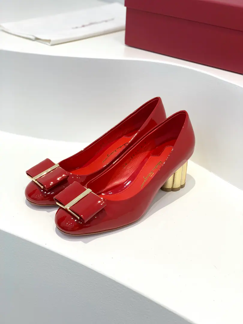 salvatore FerragamoPhila. NewvaraSuper-big butterfly with a rounded head of clubs and heels. This classic heels have flower-shaped heels and super-sized heels.VaraButterfly knots are two iconic features. Show them in modern style.FerragamoUnique design Eternal classics. 1:1Top Custom Fabulous.: Cow-painted skin. Uchi.: 🐑In the sheep's skin. Otsumi!: That's a big one. Codes: 34/35/36/37/38/39/40（34.40Custom without re-offer） He's tall.: 5cm