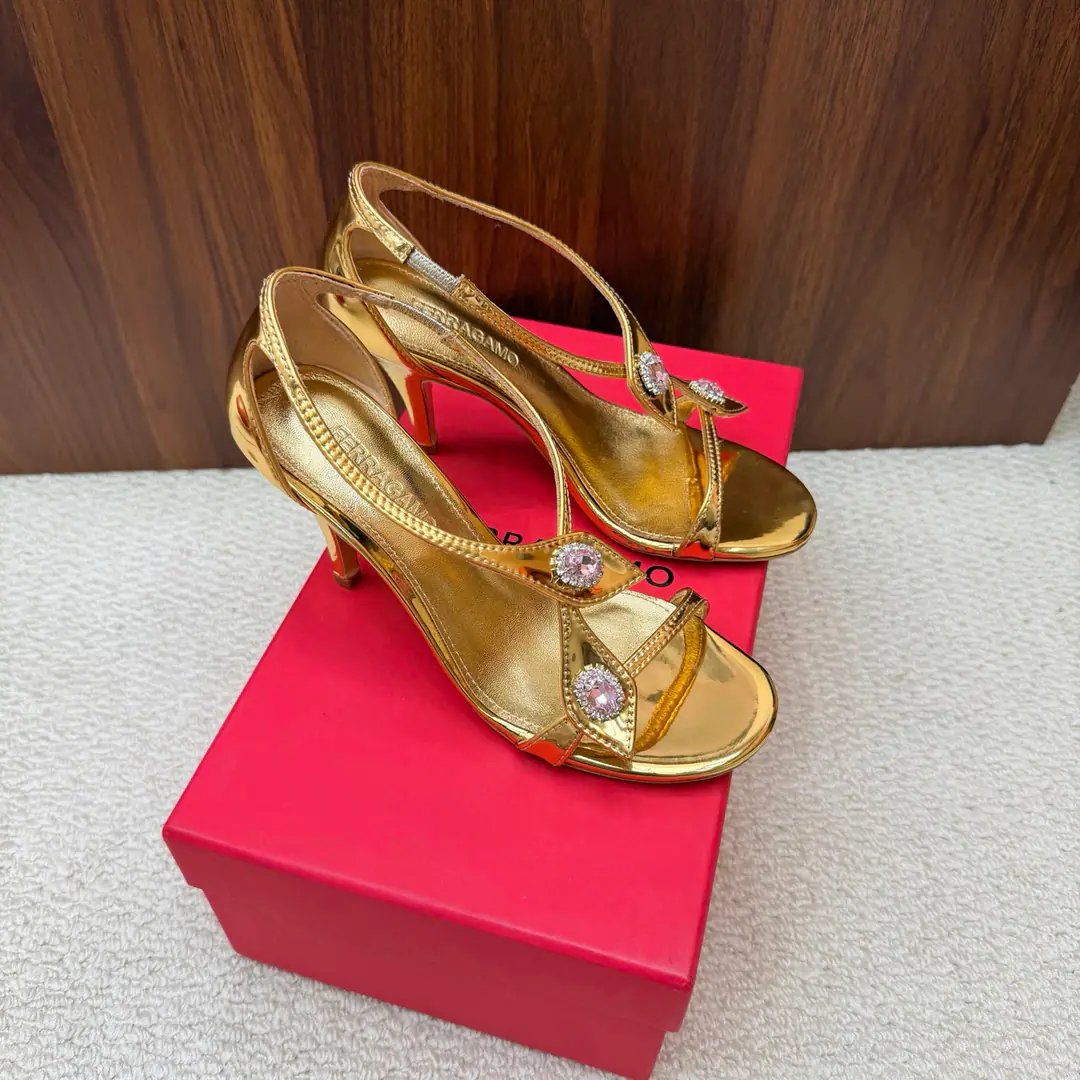 This spring and summerSalvatore FerragamoPyragmud. It's blown.💜26SSpring and summer sandals. The shoes are skinned with a little sheep. He's got a little foot in his head and a little sheep skin. Italian imports are so thick. He's tall.8cm Size: 35-39 （40/41/42Custom）