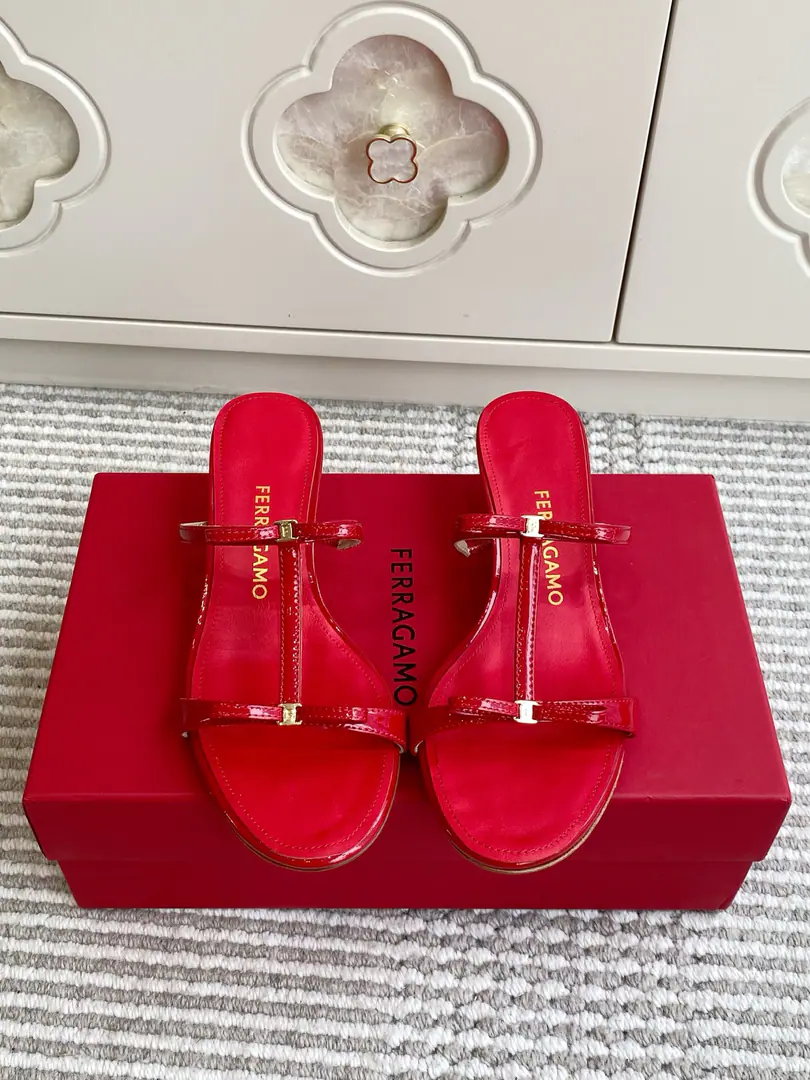 Batch 🐳Ferragamo Abili｜A gentle ceiling butterfly with a kitten and slippers. Ferraguemu.AbiliSeries, Put the classics on.VaraThe little bow is extremely simple. ♪ Light face in paint ♪, TThin belt, Little Kim's butterfly is a little bit of a slender. 4.5cmQuadrits and..., You're not tired., The belt hides the force of the bullet., No toes. Italy is a big-ass country., Little sheep's skin inside., The upper foot is soft and comfortable. size: 35-39（40.41.42Do it.）