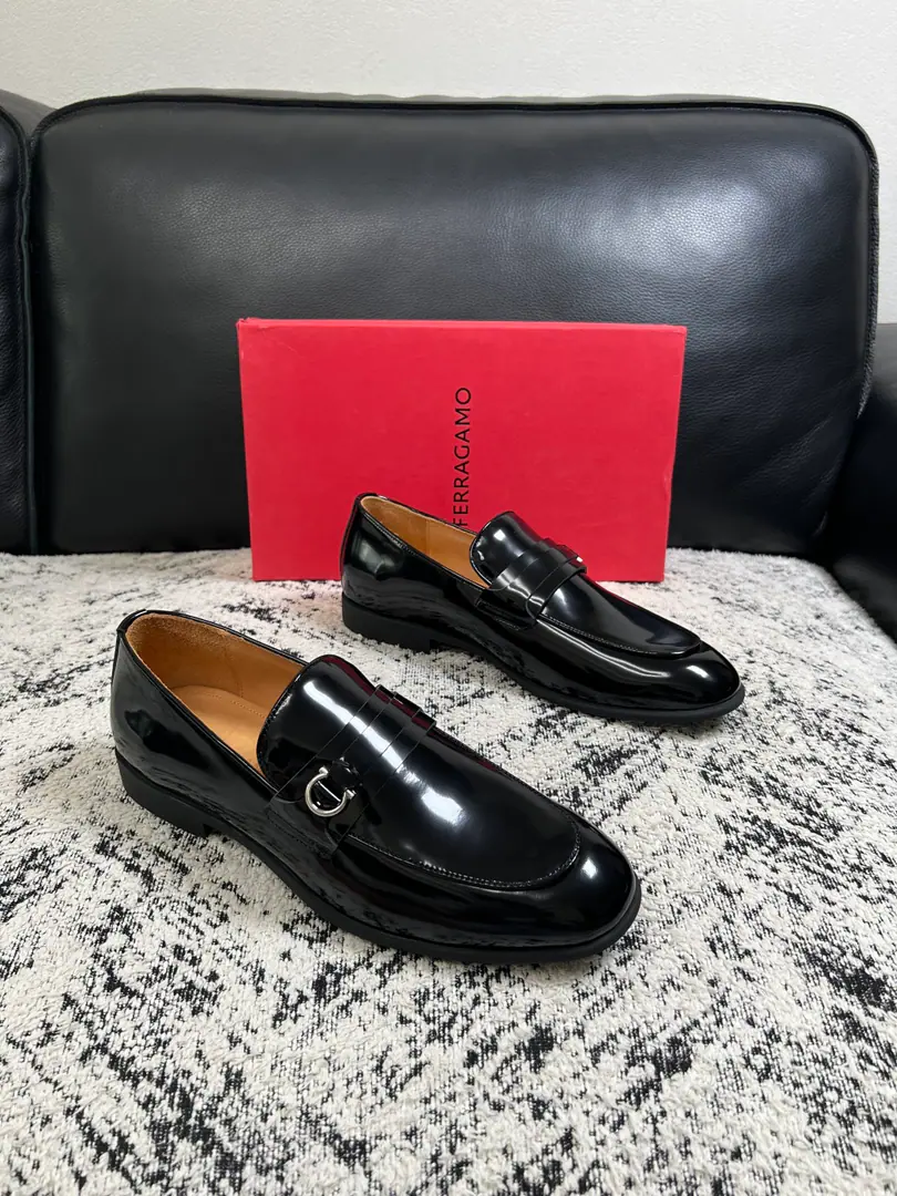 Ferragamo High Quality Top-level craft Pyragmud. Shoe cabinets are being synchronized for distribution., Italian import of original cattle skin, Imported water-tied cattle., Shoes under the sole.: The original factory is super comfortable with the original base., The original factory and the single. Codes 39-44（Sold38 45 46）