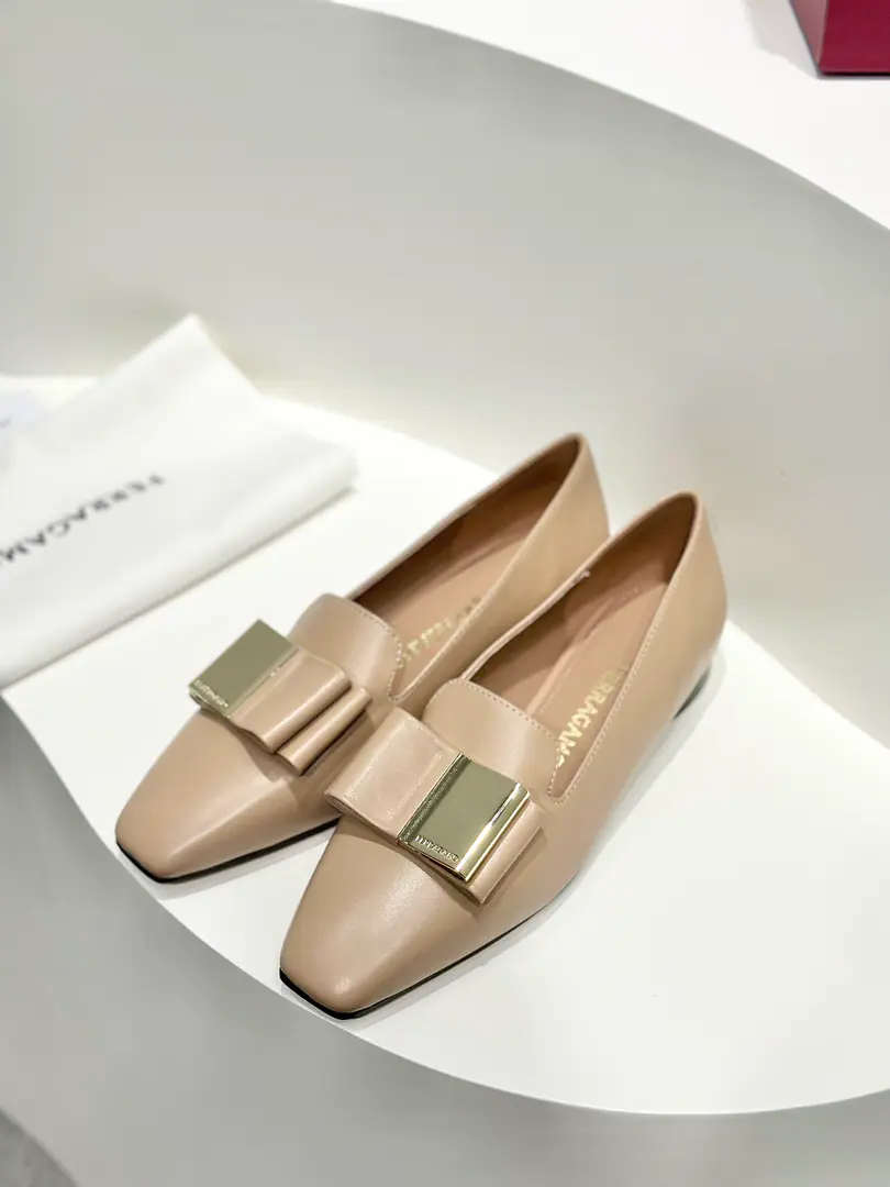 salvatore Ferragamo /Pyragmud., Two butterfly stumps with a thick heel of heels., This soft napapi high heels use seasonly colour.. The shoes are slightly square., Two folding bows., Metals and leather, A new bow.🎀Ellipse is thick and comfortable., Unique personality and graceful., A little bit of modern air.. Fabulous.: Import of soft sheep skin Uchi.: In the sheep's skin. Otsumi!: That's a big import.. Codes: 34/35/36/37/38/39/40 （Half a yards., 34.40I'll make sure I don't change it.） He's tall.: 2CM