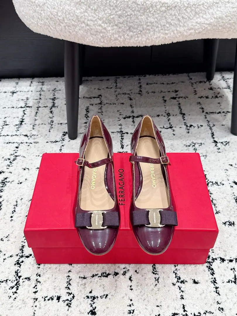 Ferragamo Pyragmud. 26/ Spring and summer butterfly is a big-ass pair of heels. The classics are undefeated.！Signal butterfly knots.！- Heel-tone shoes. Re-exact with a simple classic design It's a symbolic bow. It's a special shoe for all kinds of occasions. Eternal classics. ✔️Fabulous.: The original imported little paint. ✔️Uchi.: Lamb skin. ✔️Otsumi!: Italian imports are so thick.！ ✔️He's tall.: 3.5cm ✔️Size: 34-42（34 40 41 42Do it.）