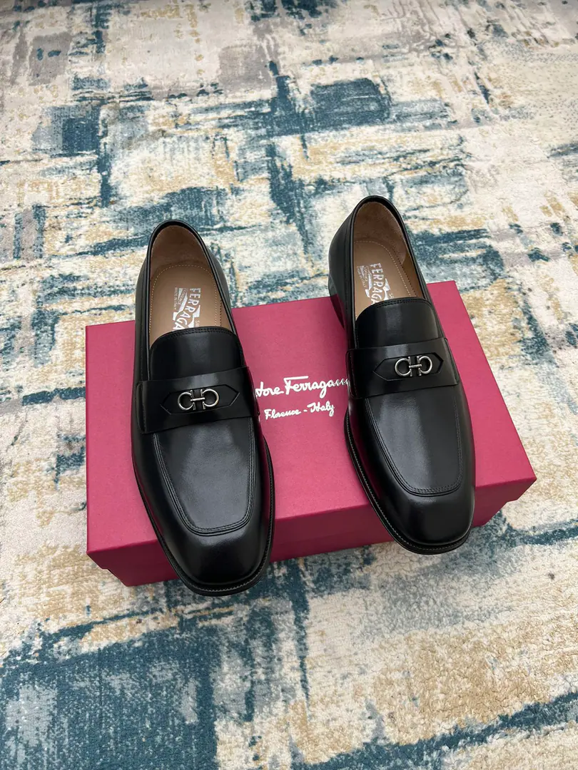 Ferragam～ Codes: 38-45 FThe new man is wearing leather shoes., Perfect work., Top Cycling, Using imported Italian calf skin design, The ancient law has been custom-made to match the original hardware button., In the cow's skin./Foot., Importing the original Luxury is a very big deal., （38and45I'll make sure I don't change it.）