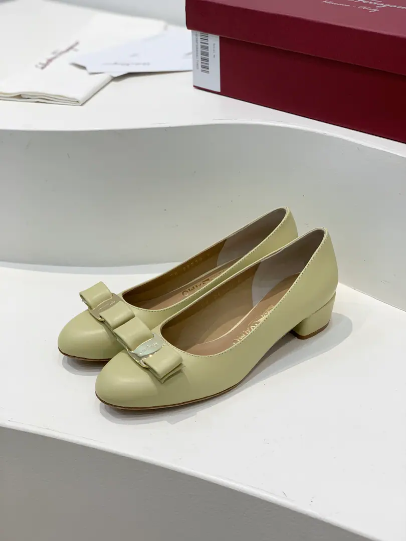 salvatore Ferragamo Pyragmud.VaraThe classic butterfly knot. Slings. A pibuta with a bag and a... Eternal classics. A pair of young little cow skins with a breathy sheep's skin designed for the shoes in the ladies' closet. Fabulous.: Cowskin.. Uchi.: 🐑Lamb skin. Otsumi!: That's a big one.. Codes: 35-40（40Custom without re-offer） He's tall.: 3.5cm