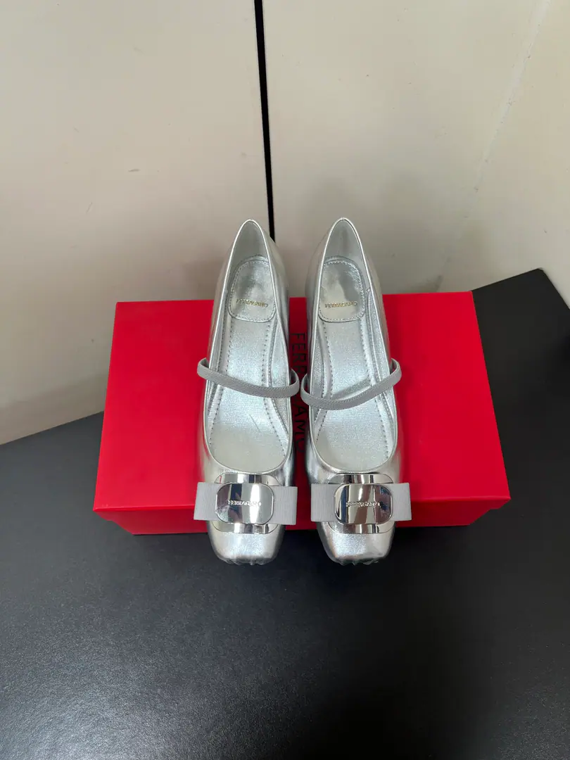 FERRAGAMO 25ssPyragmud.！The new butterfly is a big-ass ballerina.🩰 🎀The classic Mary Jane shoe., Elegance.4cmA glass of wine and a little sling., I've kept the ballet shoes for a while., And there's a little more mature.. ♪ Whether it's silver or bright ♪, Or black, low-profile luxury., It's all a unique charm.. 🧸 The shoe is so over-tight., Butterfly metallic buttons are even more a pointer., ♪ The fine detail full ♪. The upper feet are comfortable and strong., A dress is a gentle goddess., The pants make a good sense of fashion., It's a perfect match for a dress.~ 💗 Fabulous.: The original custom is wrinkled little sheep skin. Uchi.: Imports🐑The sheep's skin is in the ground.. Otsumi!: Original Slide-proof Rubber Base. He's tall.: 4cm Codes:.36.37.38.39.40（40I'll make sure I don't change it.）